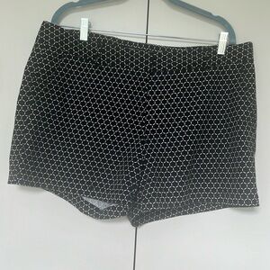 Land 'N Sea Black and White Print Womens Shorts, Size 14